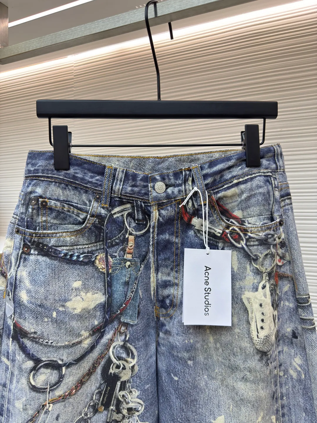 Acne Studios 3D printed denim trousers ●Authentic product: Purchased and developed by 5739 ●Item number: 1680158-A75 ●Material: denim ●Technology: Printing ●Version: fitted version ●Weight: 595 grams ●Size: 44-46-48-50-52 ●Description: Customized denim fabric is used, and a 3D cold transfer printing process is adopted to ensure that the denim fabric has the same texture and feel as traditional denim. 3D printing technology is used to restore the original color saturation and accurately control the thickness and texture of the denim fabric. An advanced 3D printer is used to print the denim fabric layer by layer until the entire component is completed. Each piece is separated efficiently and accurately through computer typesetting and laser cutting. After ironing, cutting, sewing and other processes, the components are assembled into a complete denim item, the same style for men and women!